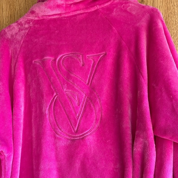 Victoria's Secret Vibrant Pink Plush Robe - Picture 6 of 7